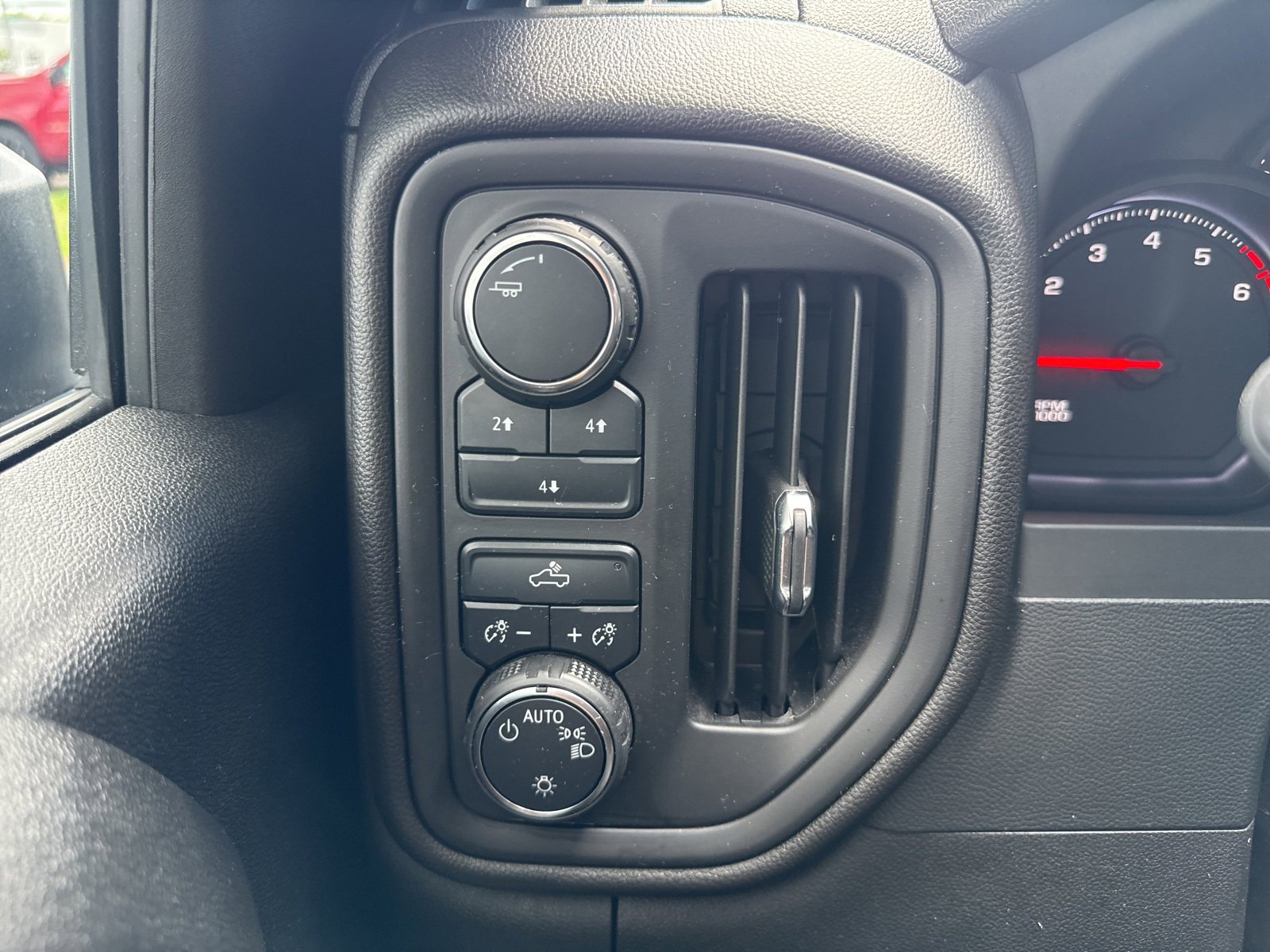 2024 Chevrolet Silverado 2500HD Custom photo 33