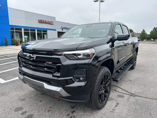 2025 Chevrolet Colorado Z71 photo 2