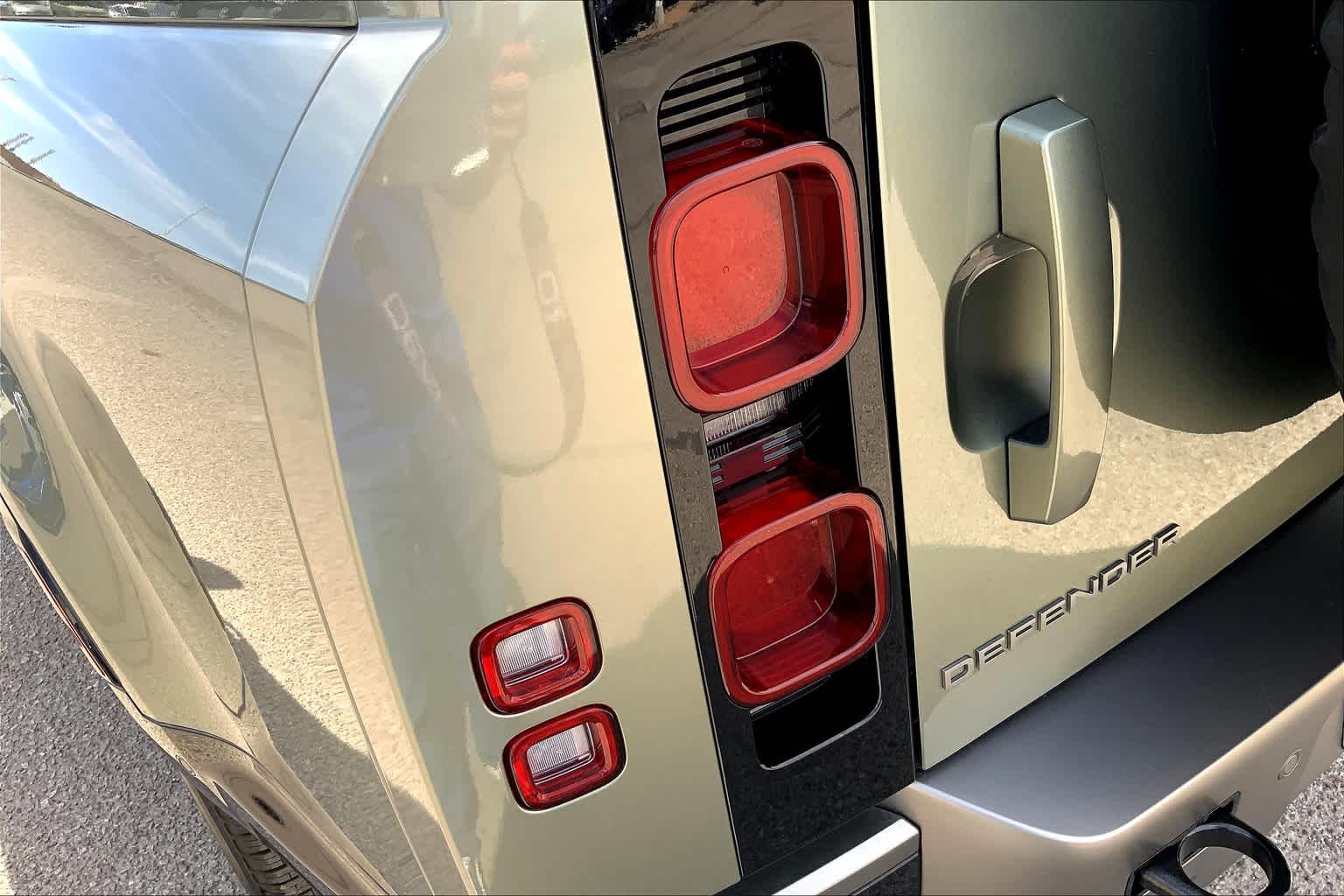 2025 Land Rover Defender 130 X-Dynamic SE photo 14