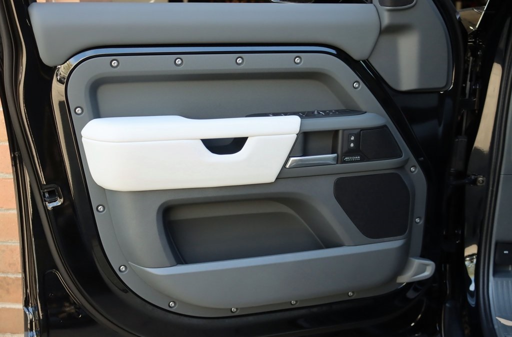 2025 LAND ROVER DEFENDER - Image 10