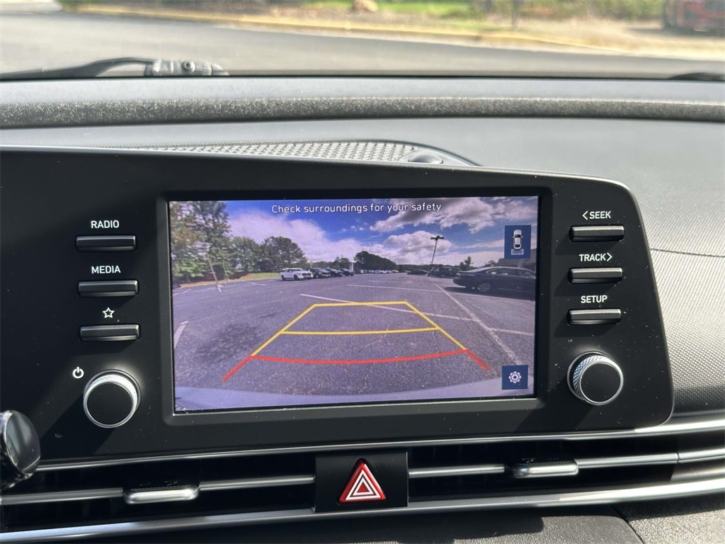 2022 Hyundai Elantra SEL photo 4