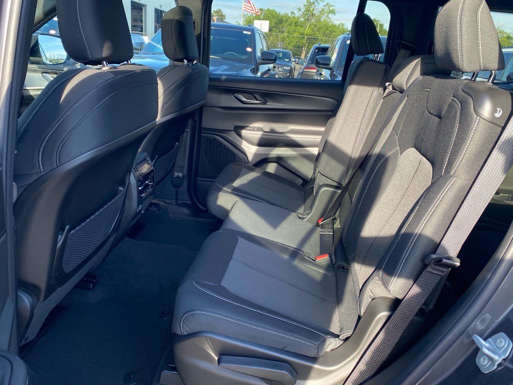 2025 Jeep Grand Cherokee Laredo X photo 12