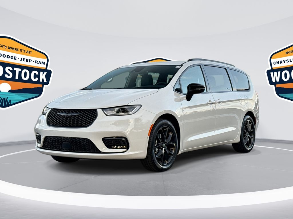 2026 Chrysler Pacifica Select's photo