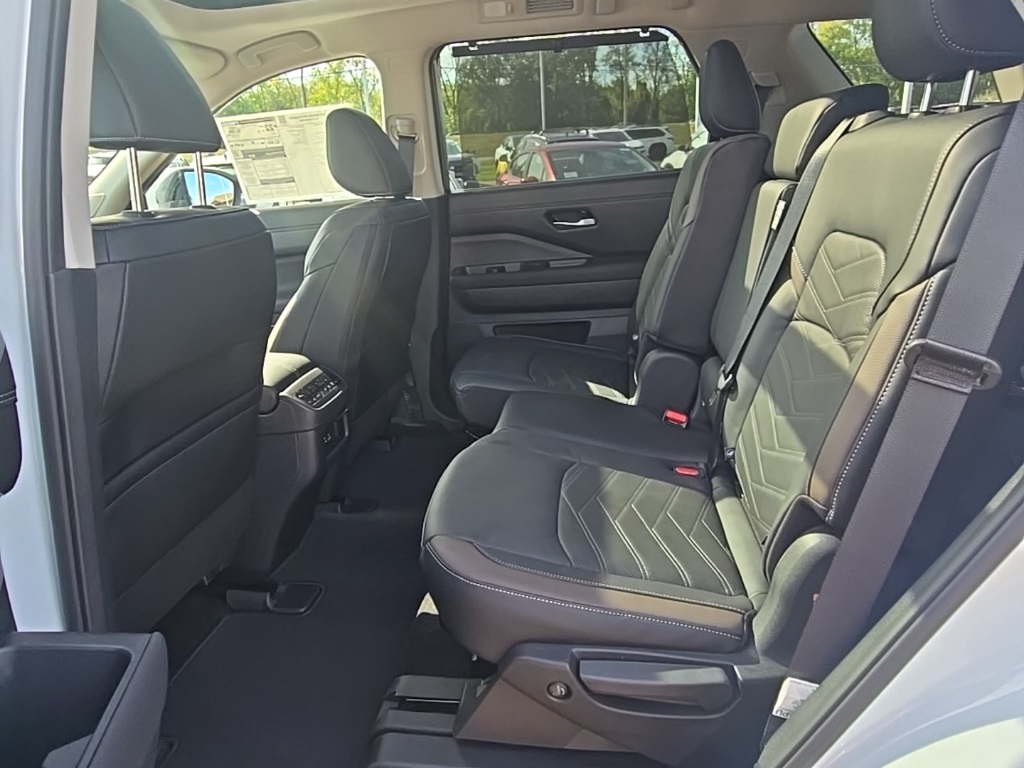 2025 Nissan Pathfinder Platinum photo 31