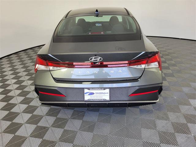 2025 Hyundai Elantra SE photo 7