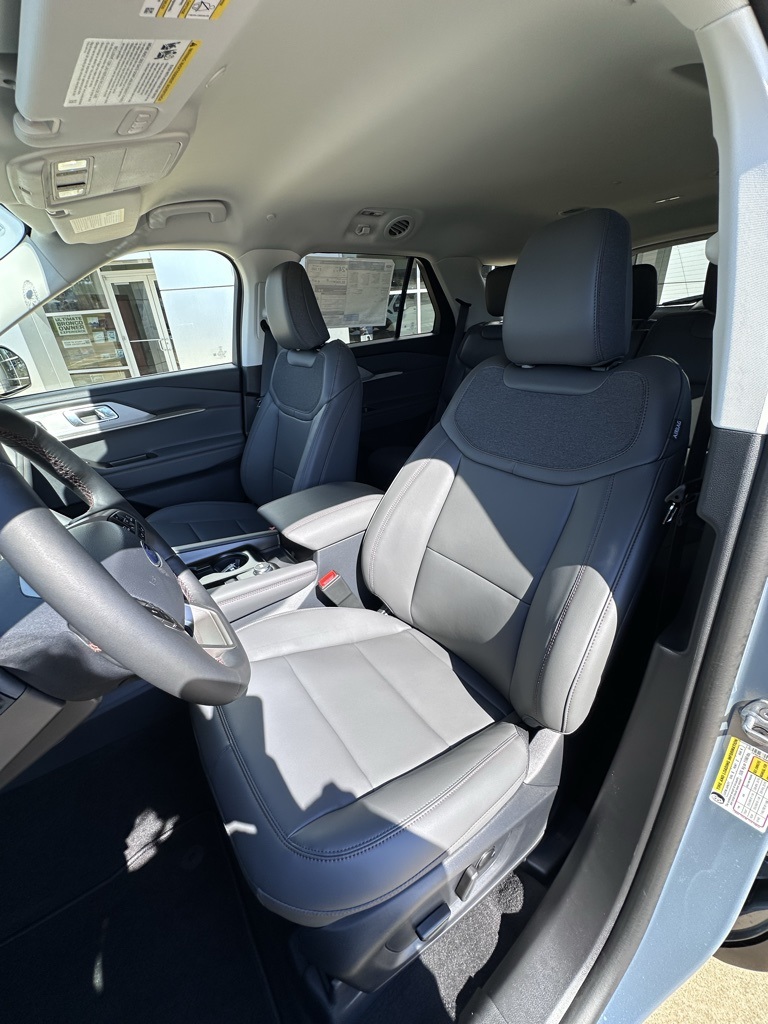 2025 Ford Explorer photo 9
