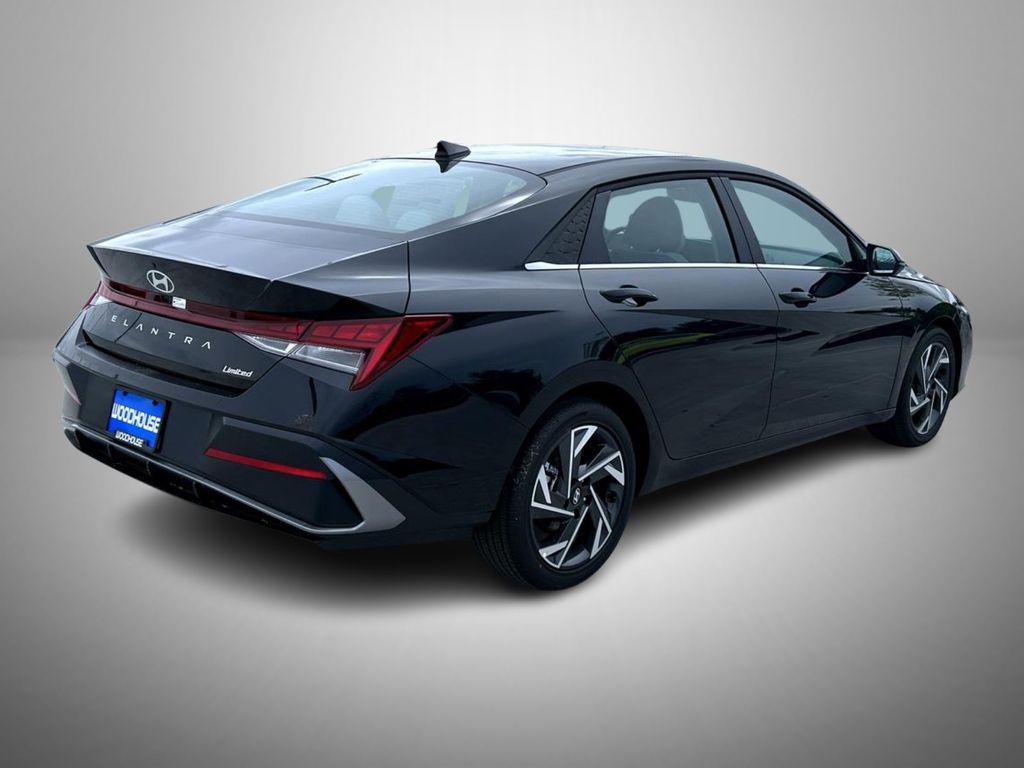2025 Hyundai Elantra Limited photo 5