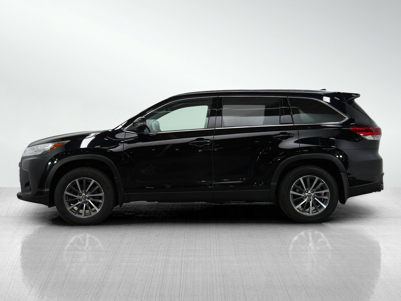 Used 2019 Toyota Highlander XLE with VIN 5TDJZRFH5KS602209 for sale in Burnsville, Minnesota