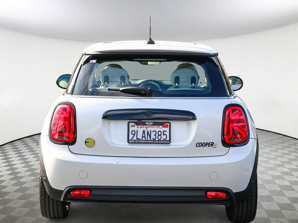 2024 Mini Cooper SE Iconic photo 3