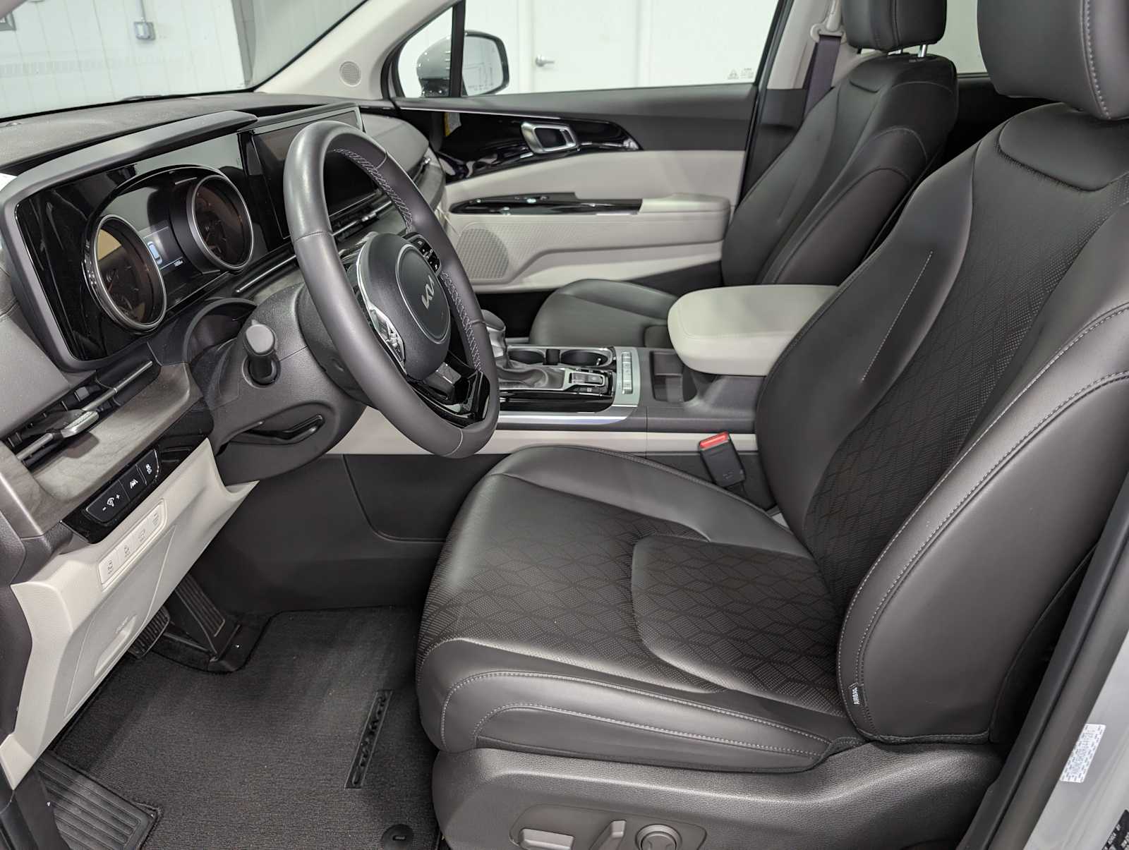 2024 Kia Carnival EX photo 4