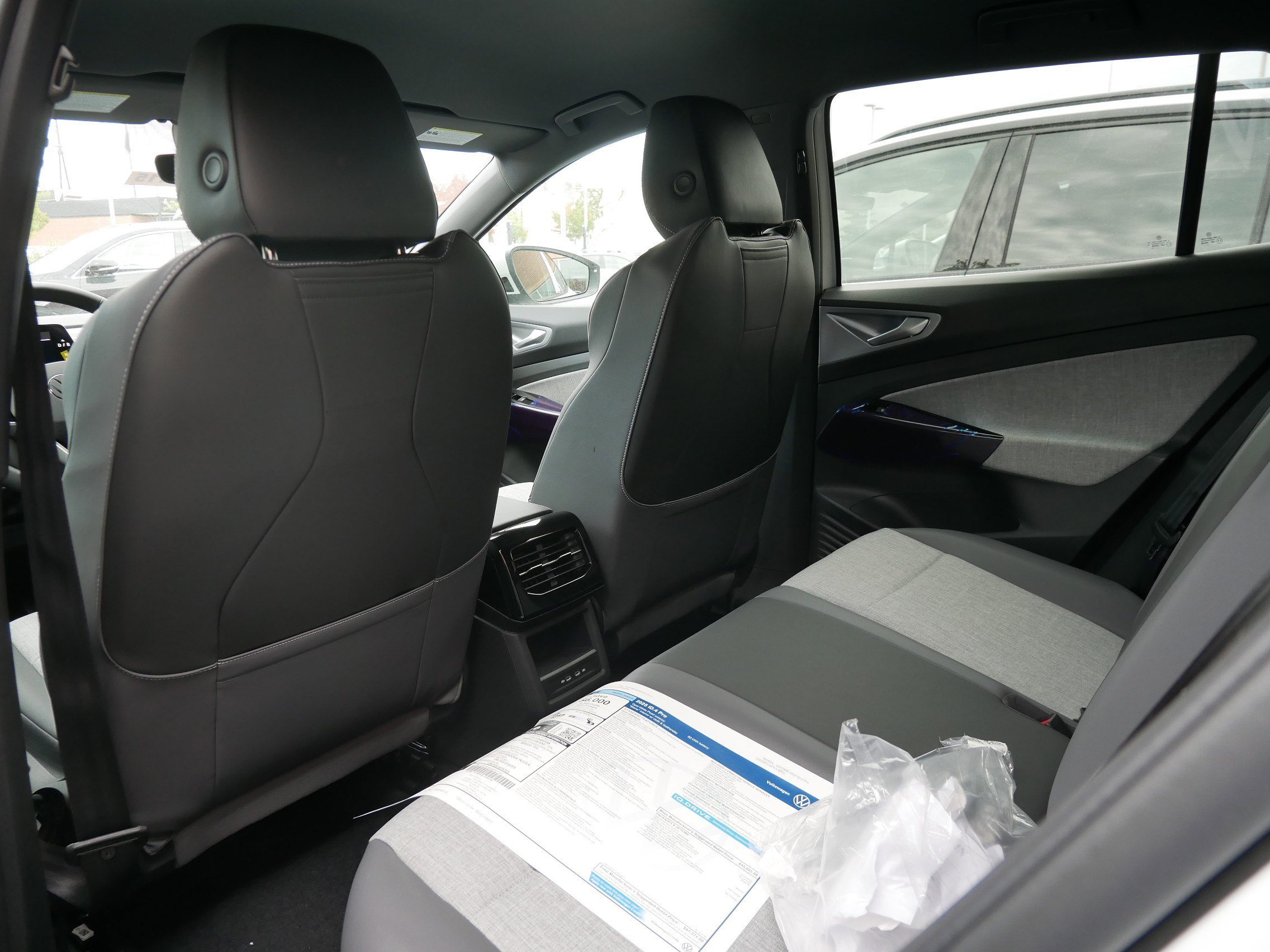 2025 Volkswagen ID.4 Pro photo 4