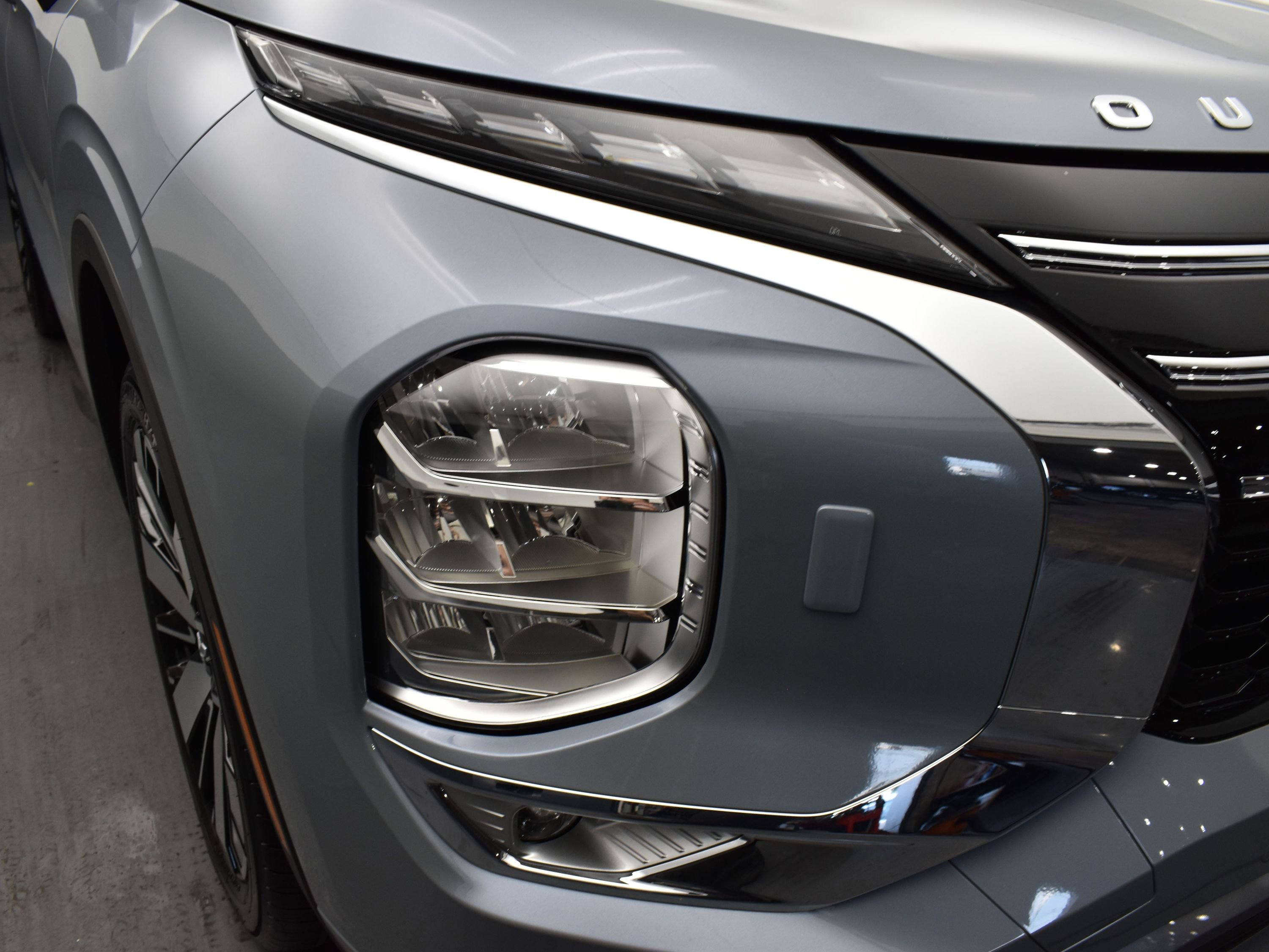 2025 Mitsubishi Outlander SEL photo 6