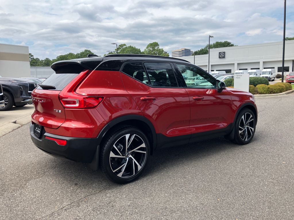 2021 Volvo XC40 R-Design photo 11