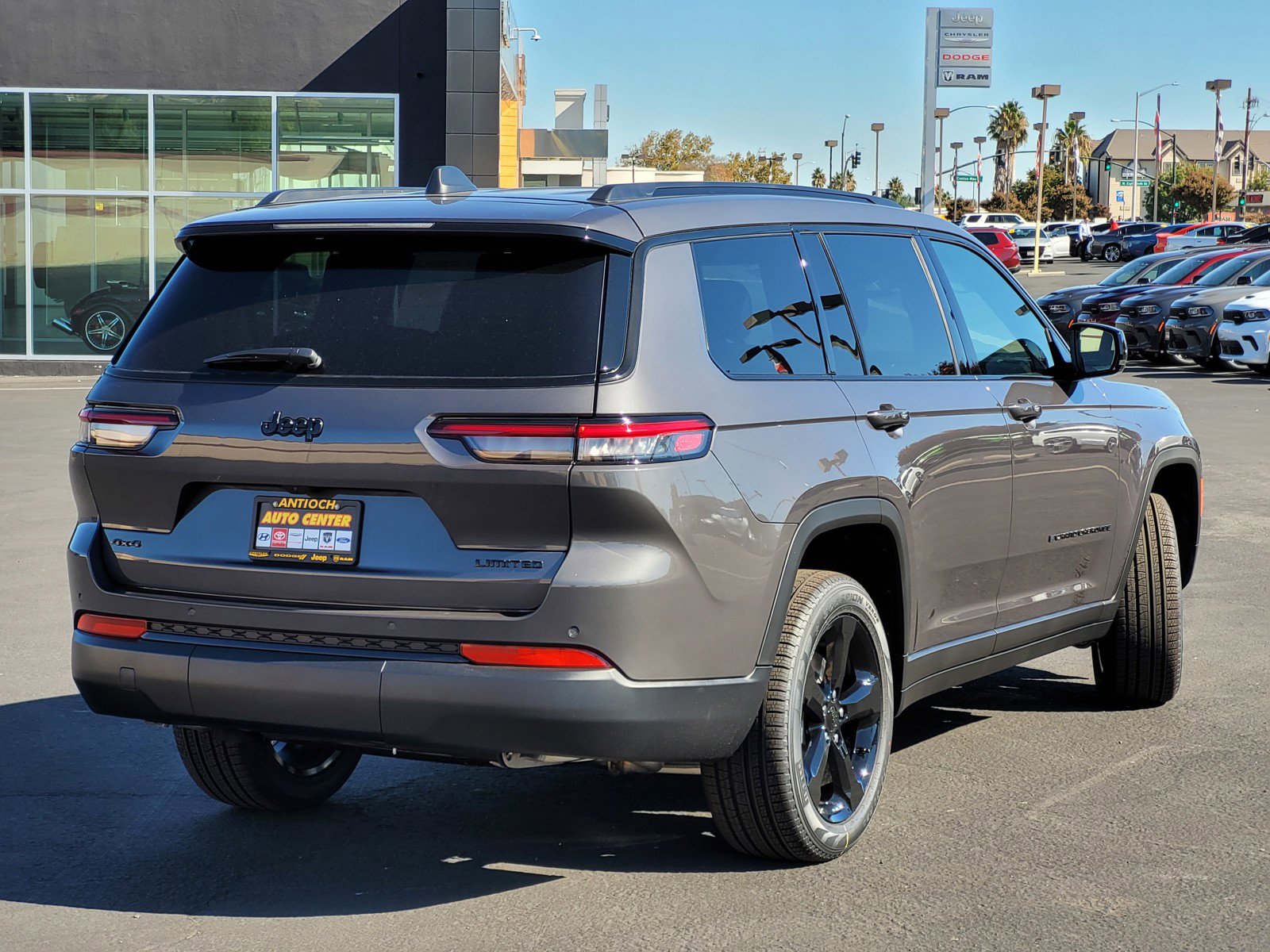 2025 Jeep Grand Cherokee Limited photo 3