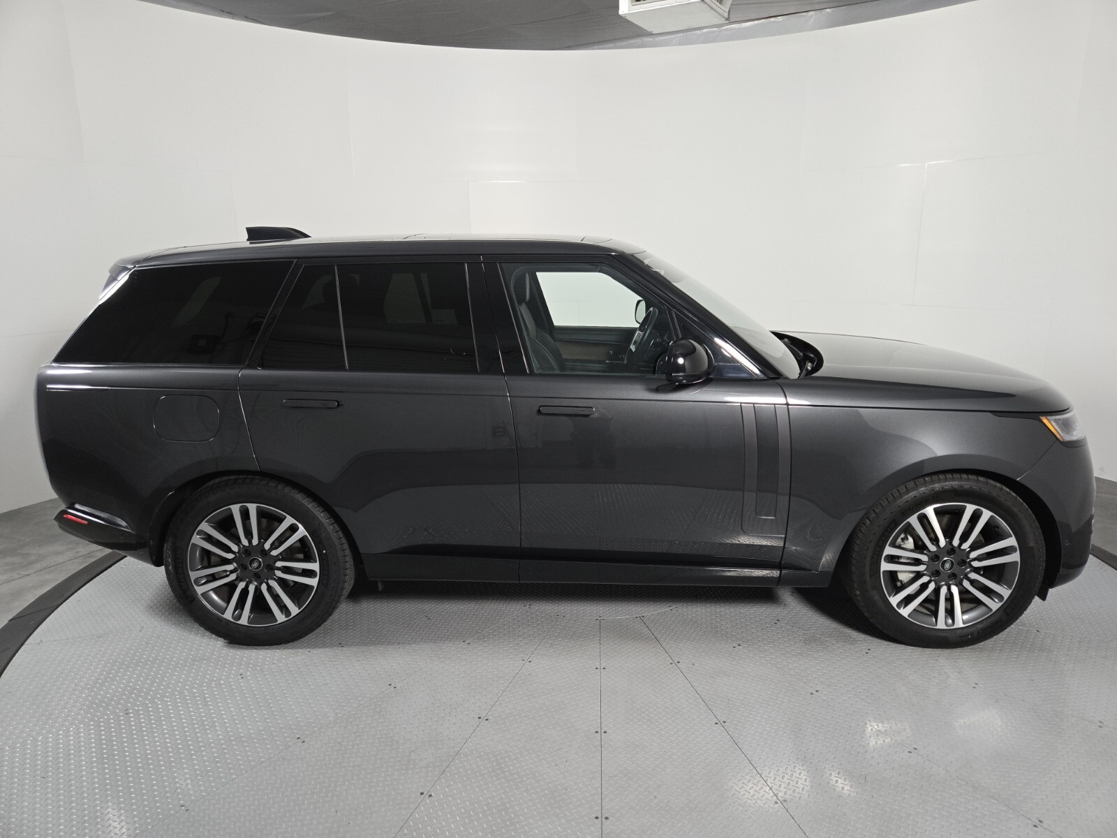 2023 Land Rover Range Rover SE photo 2