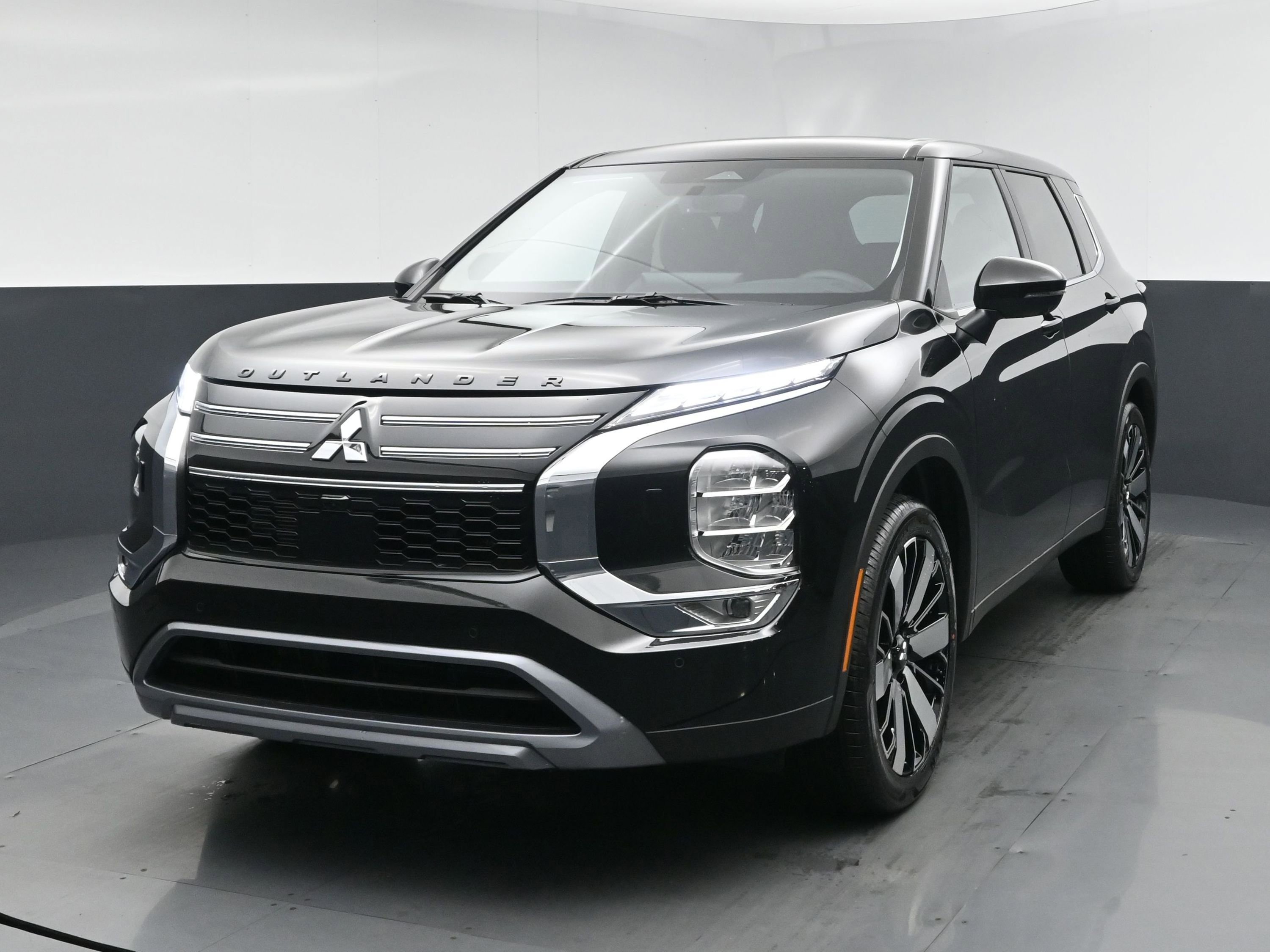 2026 Mitsubishi Outlander SE's photo