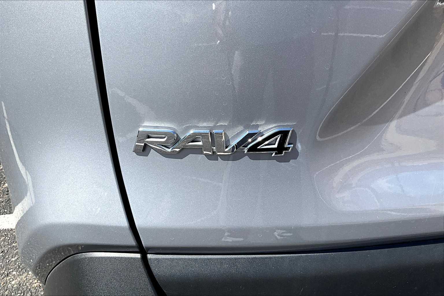 2024 Toyota RAV4 Hybrid XLE photo 9