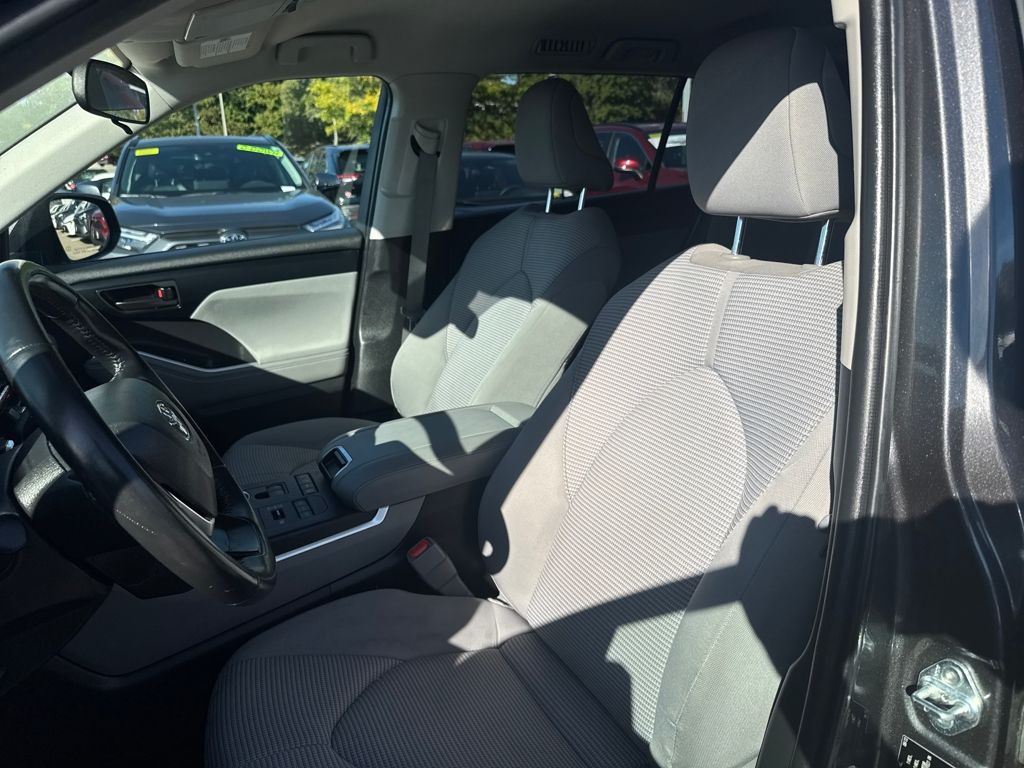 2022 Toyota Highlander LE photo 2