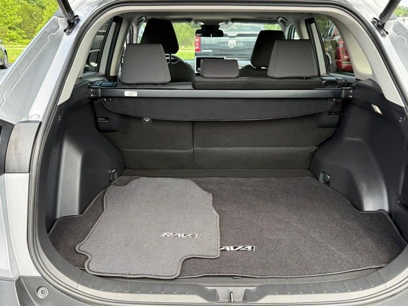 2023 Toyota RAV4 XLE photo 4