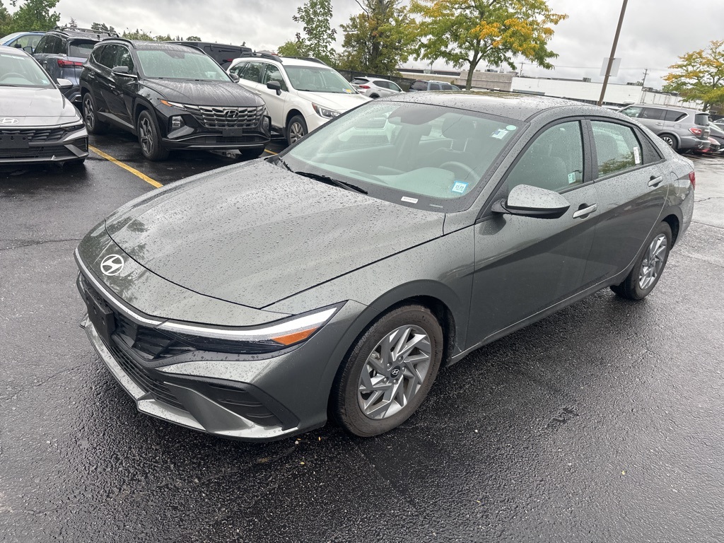 2024 Hyundai Elantra SEL photo 6