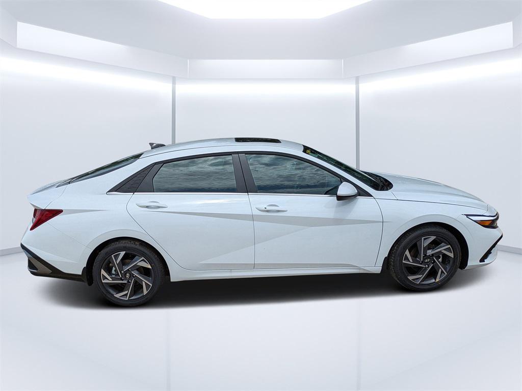 2025 Hyundai Elantra SEL Convenience photo 2