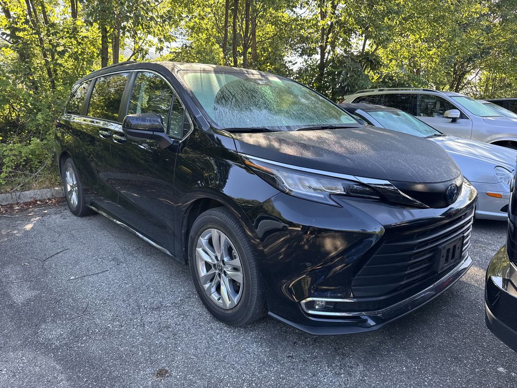 2022 Toyota Sienna XLE photo 5