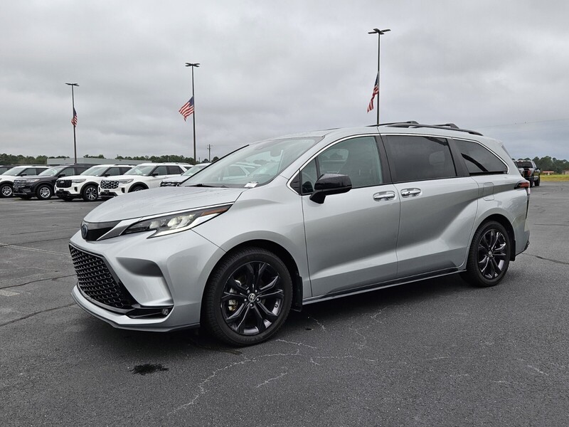 2022 Toyota Sienna XSE photo 3