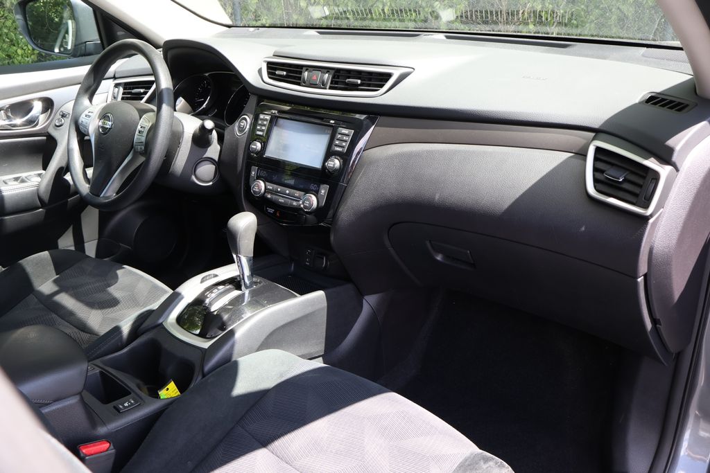 2016 Nissan Rogue SV photo 33