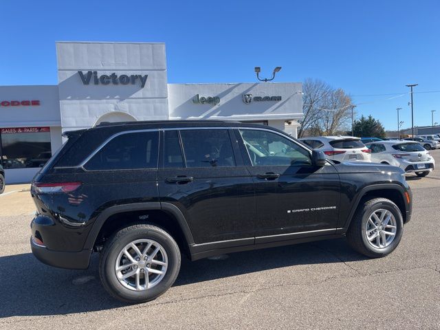 2025 Jeep Grand Cherokee Laredo Altitude photo 4