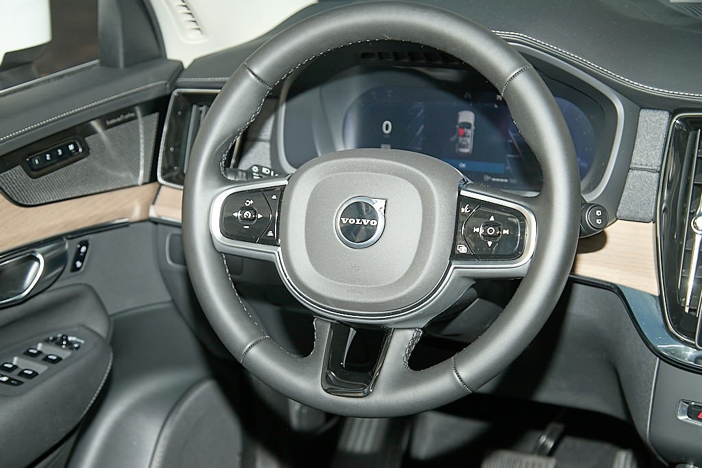 2025 VOLVO XC90 - Image 25