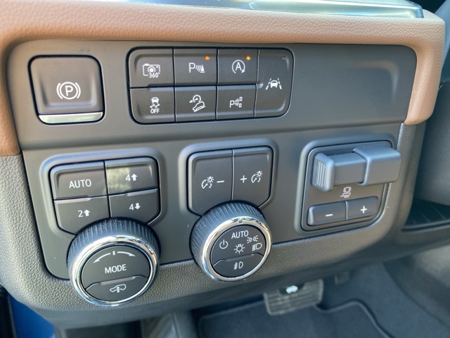 2025 Chevrolet Suburban High Country photo 17