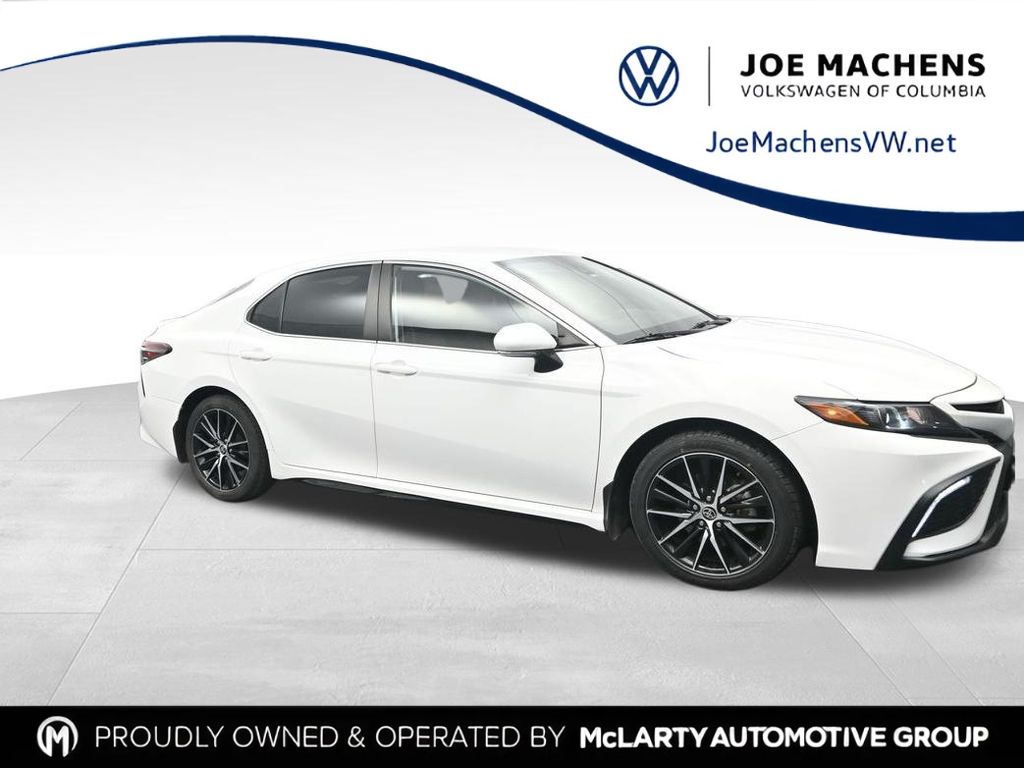 2022 Toyota Camry SE's photo