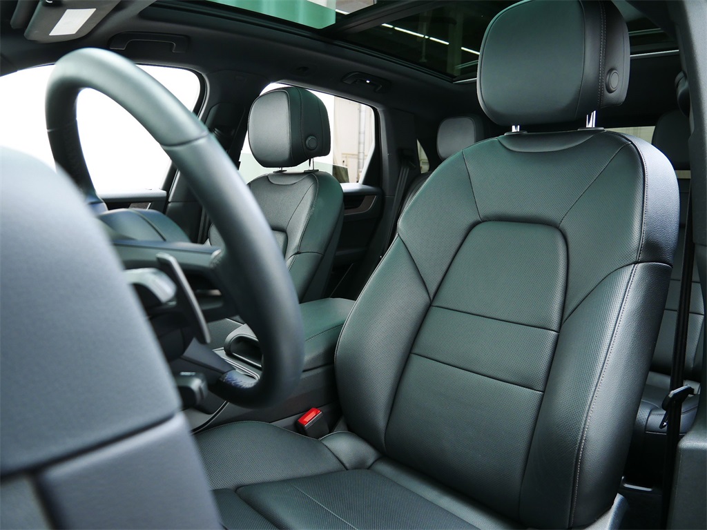 2025 Porsche Cayenne photo 4