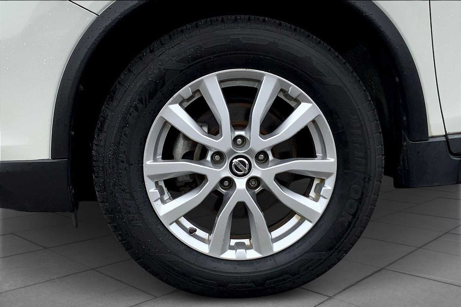 2018 Nissan Rogue SV photo 9
