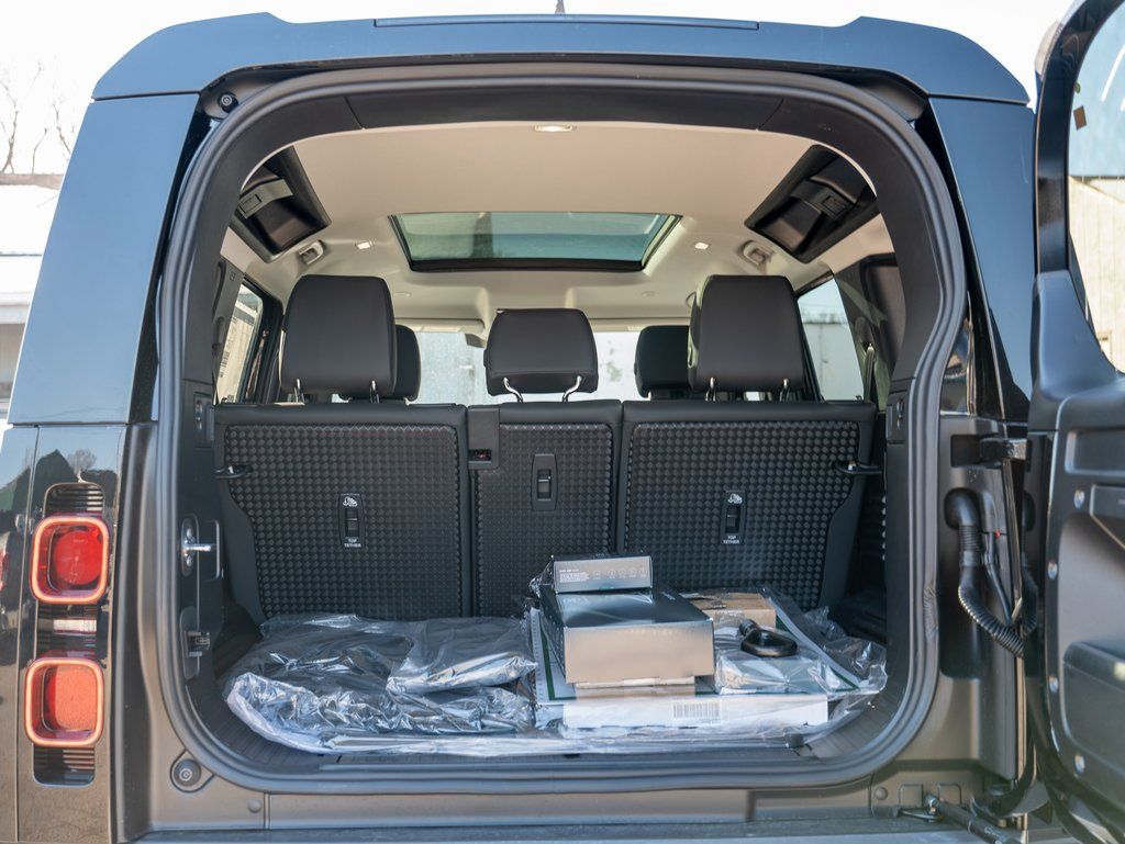 2025 Land Rover Defender 110 S photo 24