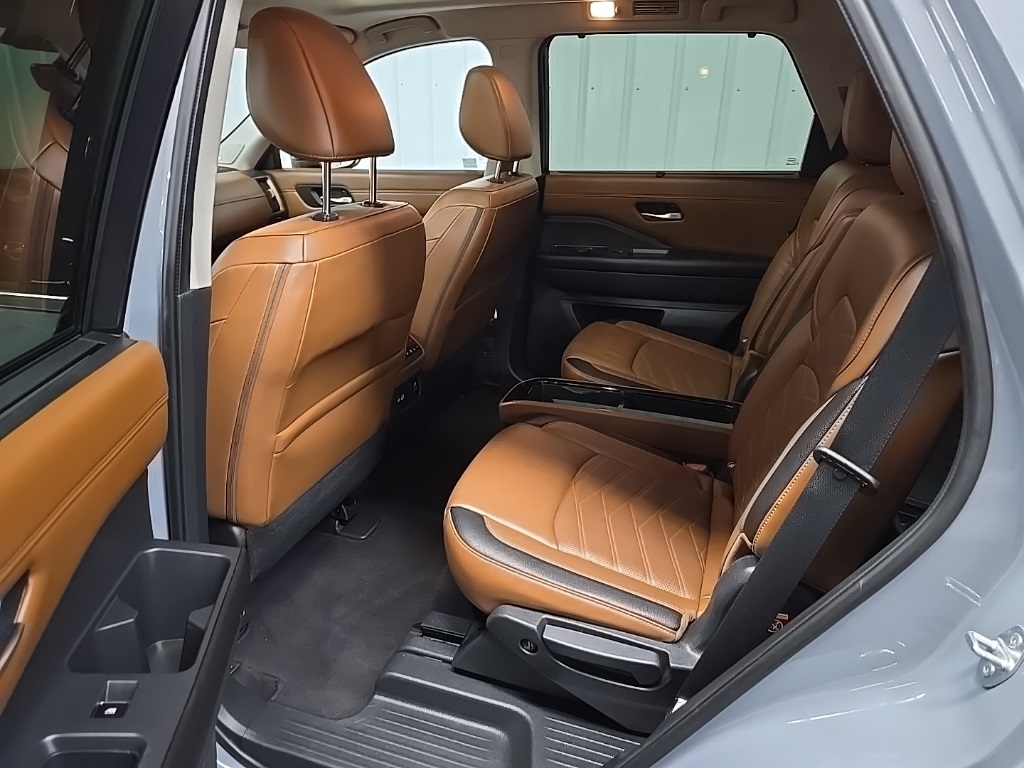 2023 Nissan Pathfinder Platinum photo 30