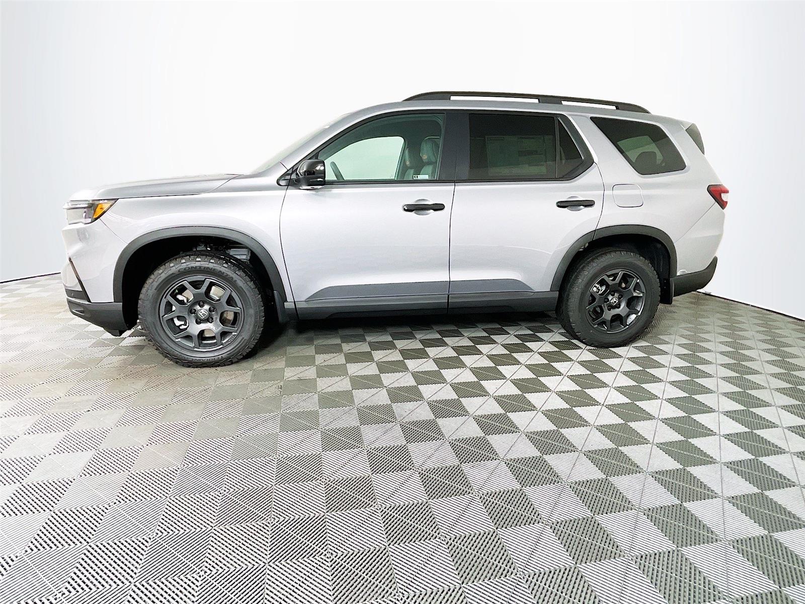 2025 Honda Pilot TrailSport photo 3