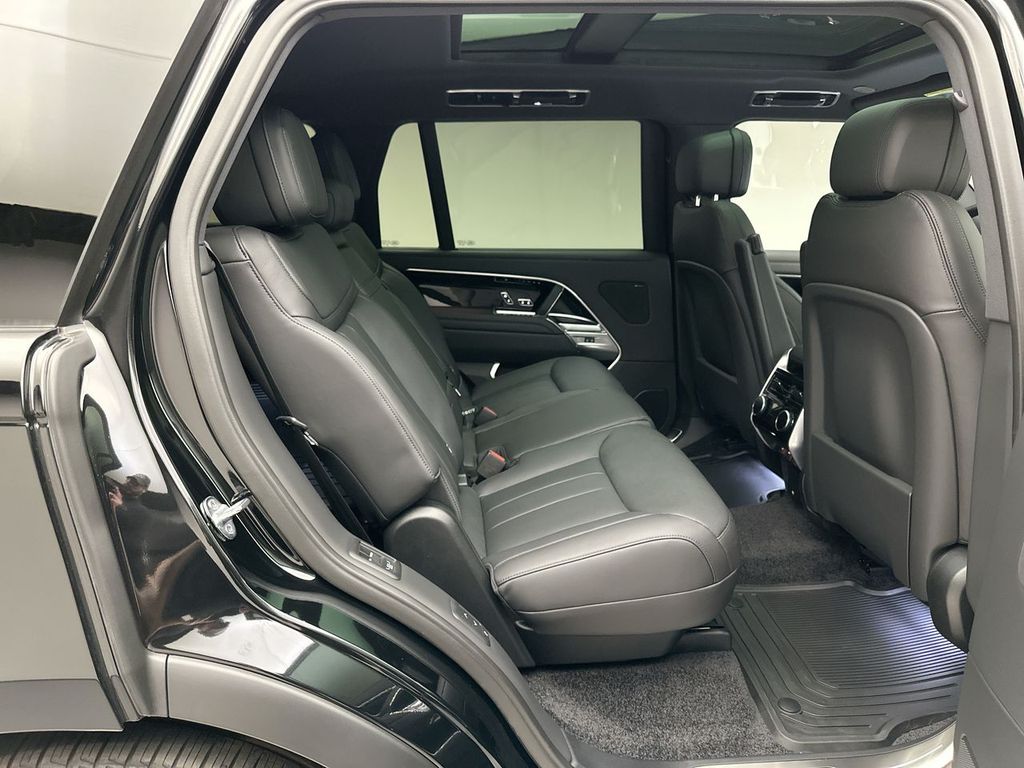 2025 Land Rover Range Rover SE photo 6
