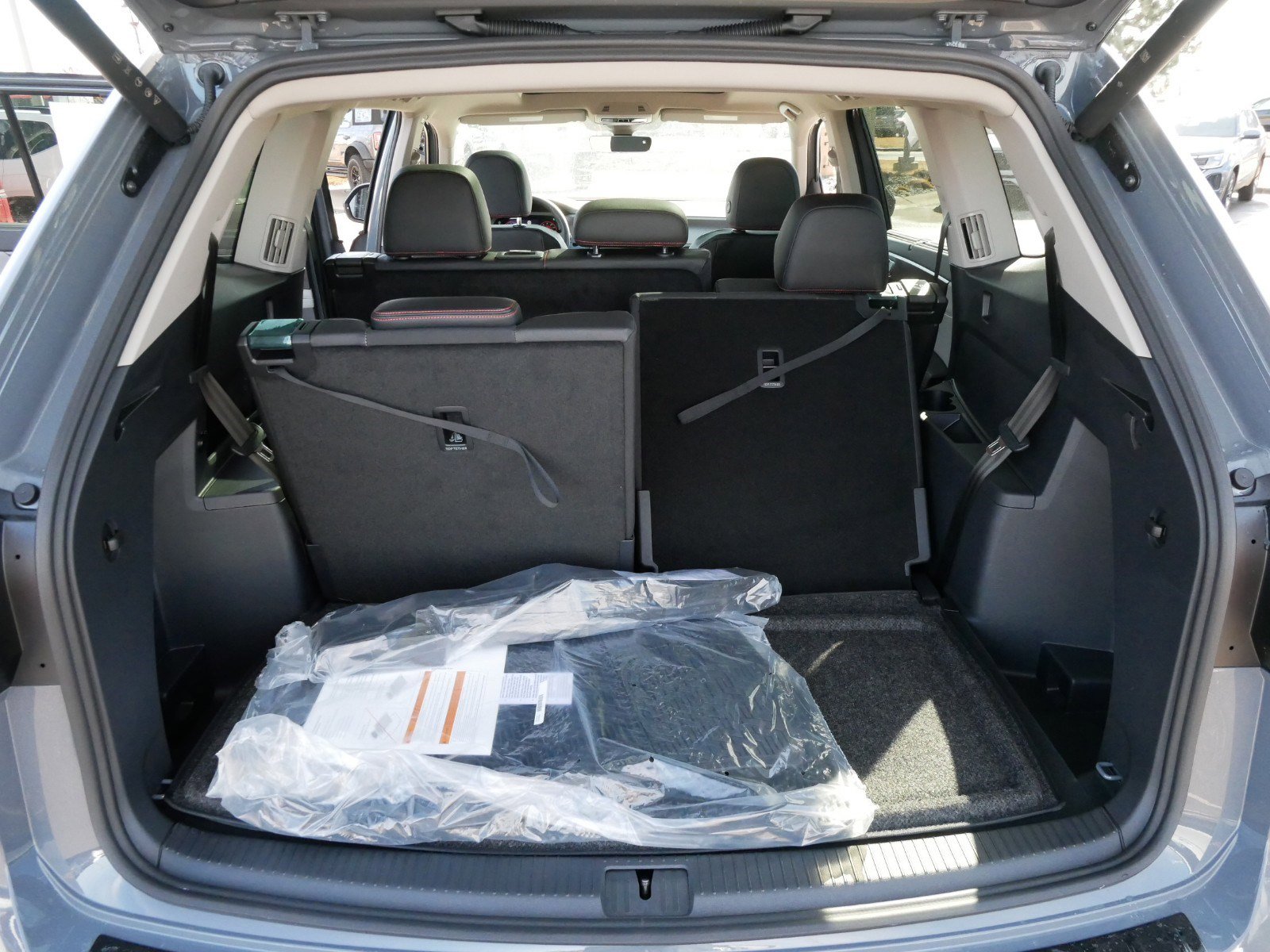 2025 Volkswagen Atlas Peak Edition SE photo 4