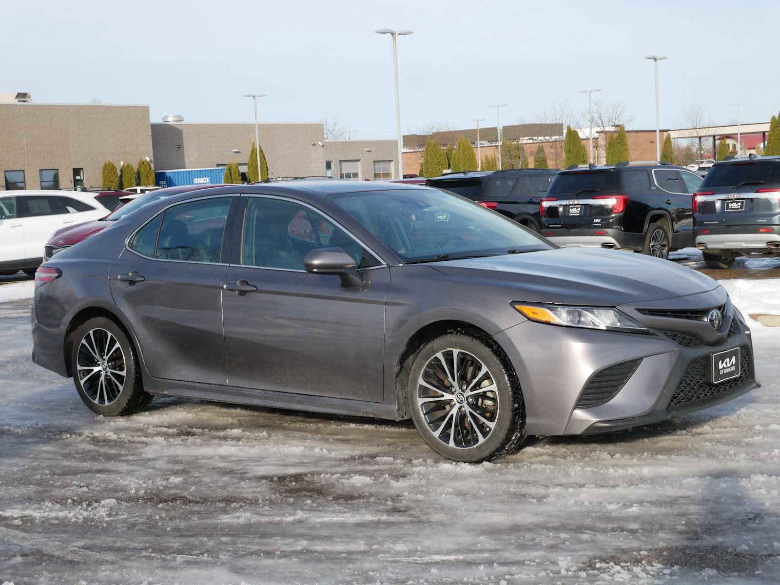 2019 Toyota Camry SE's photo