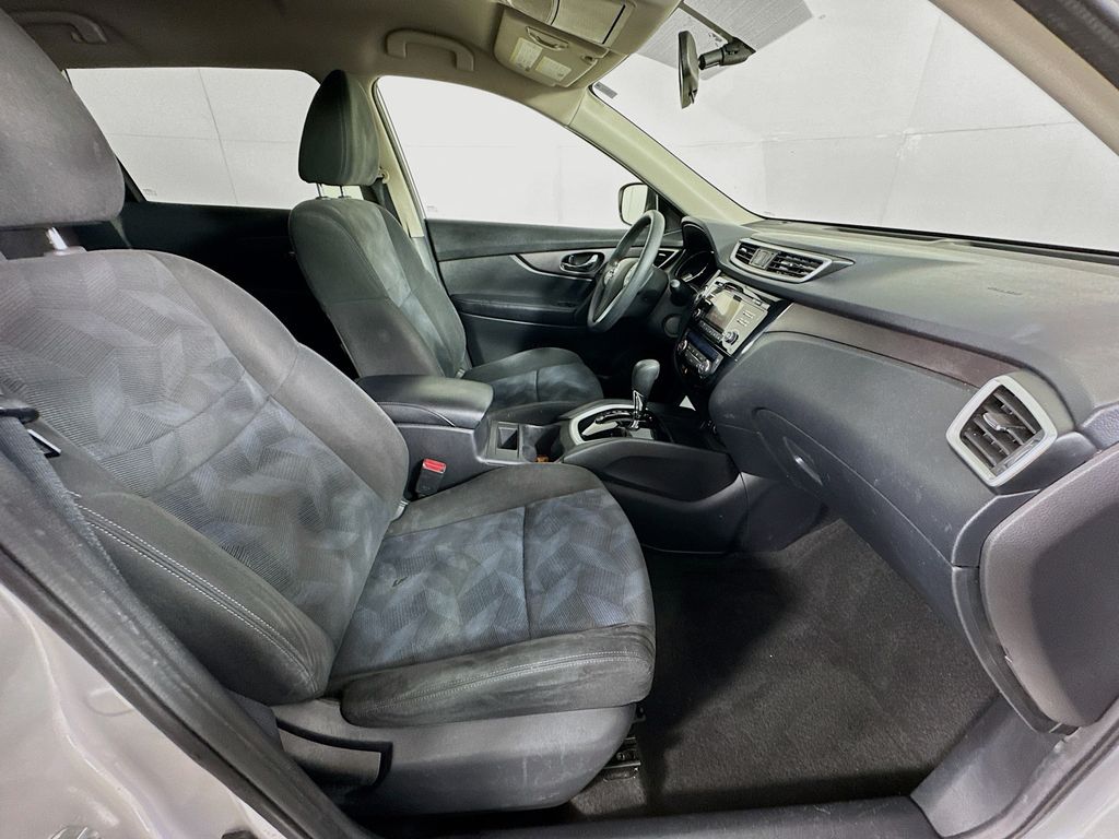 2015 Nissan Rogue SV photo 32