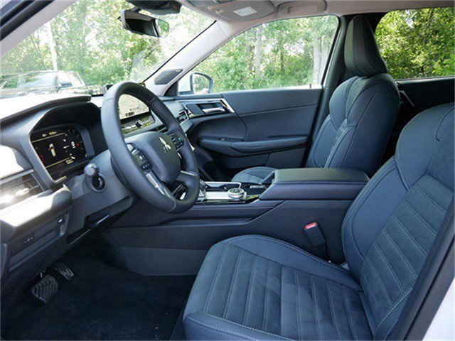 2025 Mitsubishi Outlander SE photo 3