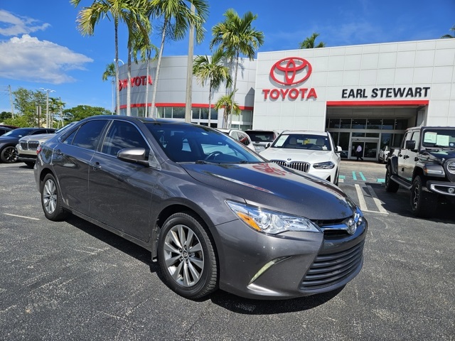 2016 Toyota Camry XLE photo 2