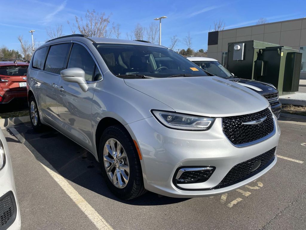 2022 Chrysler Pacifica Touring L's photo