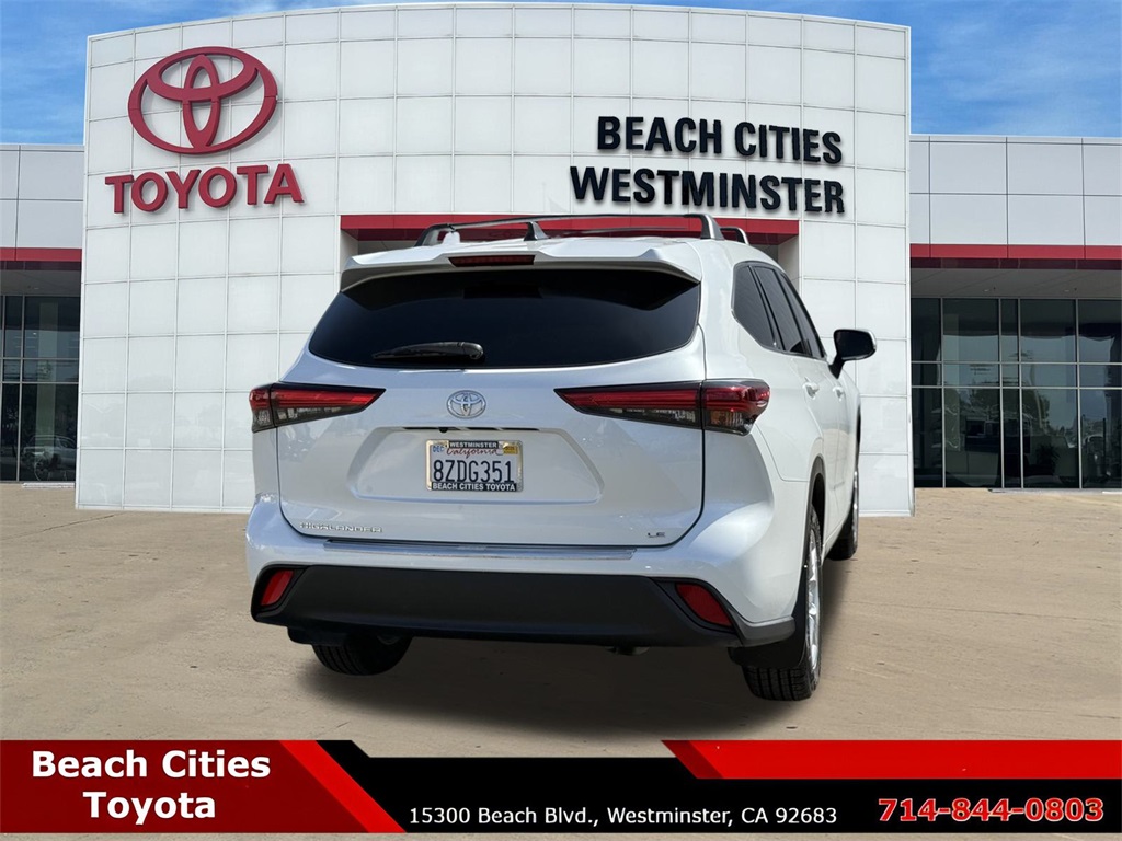 2022 Toyota Highlander LE photo 2