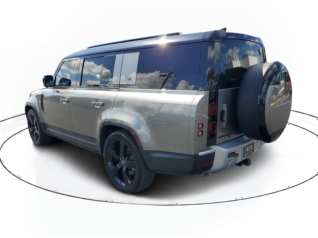 2023 Land Rover Defender 130 SE photo 4