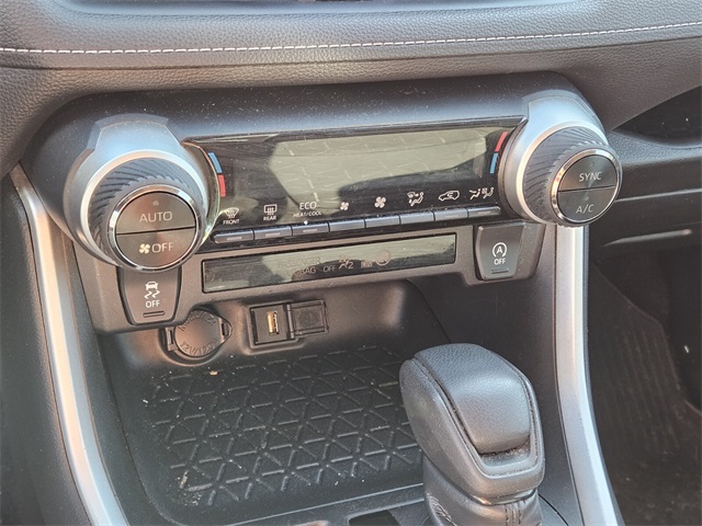 2020 Toyota RAV4 XLE photo 18