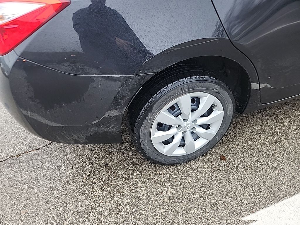 2016 Toyota Corolla LE photo 3