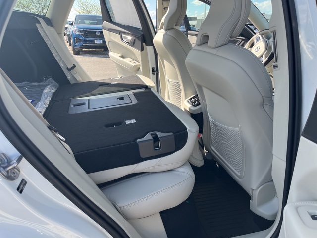 2025 Volvo XC60 B5 photo 19