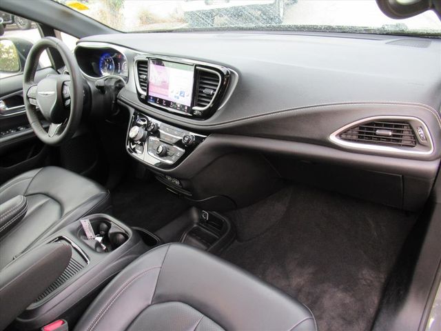 2023 Chrysler Pacifica Touring L photo 11